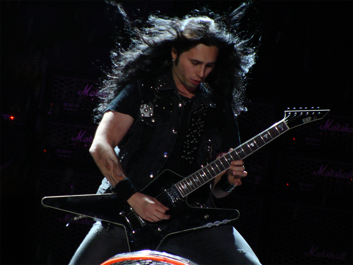 Ο Gus G. παίζει κιθάρα ζωντανά