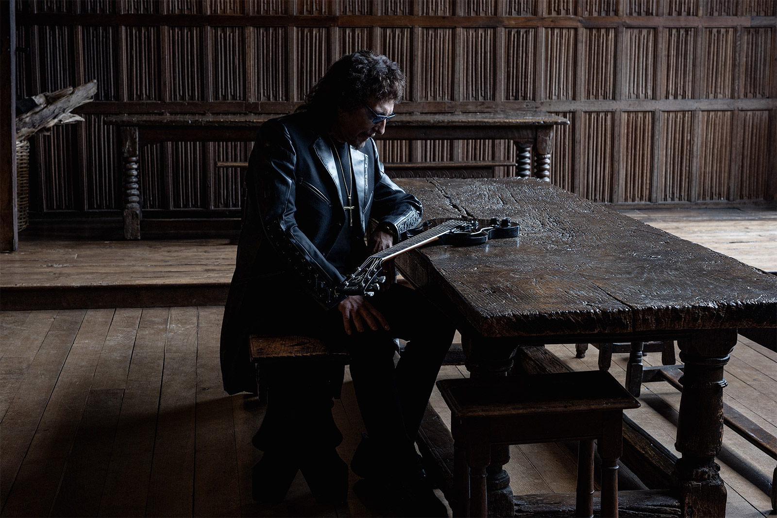 Ο Tony Iommi με την κιθάρα του για την ανακοίνωση του From The Dark