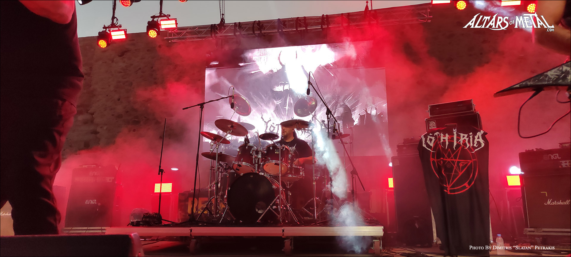 Ο drummer των Yoth Iria με κόκκινα φώτα στο Rethymno Rocks 2026