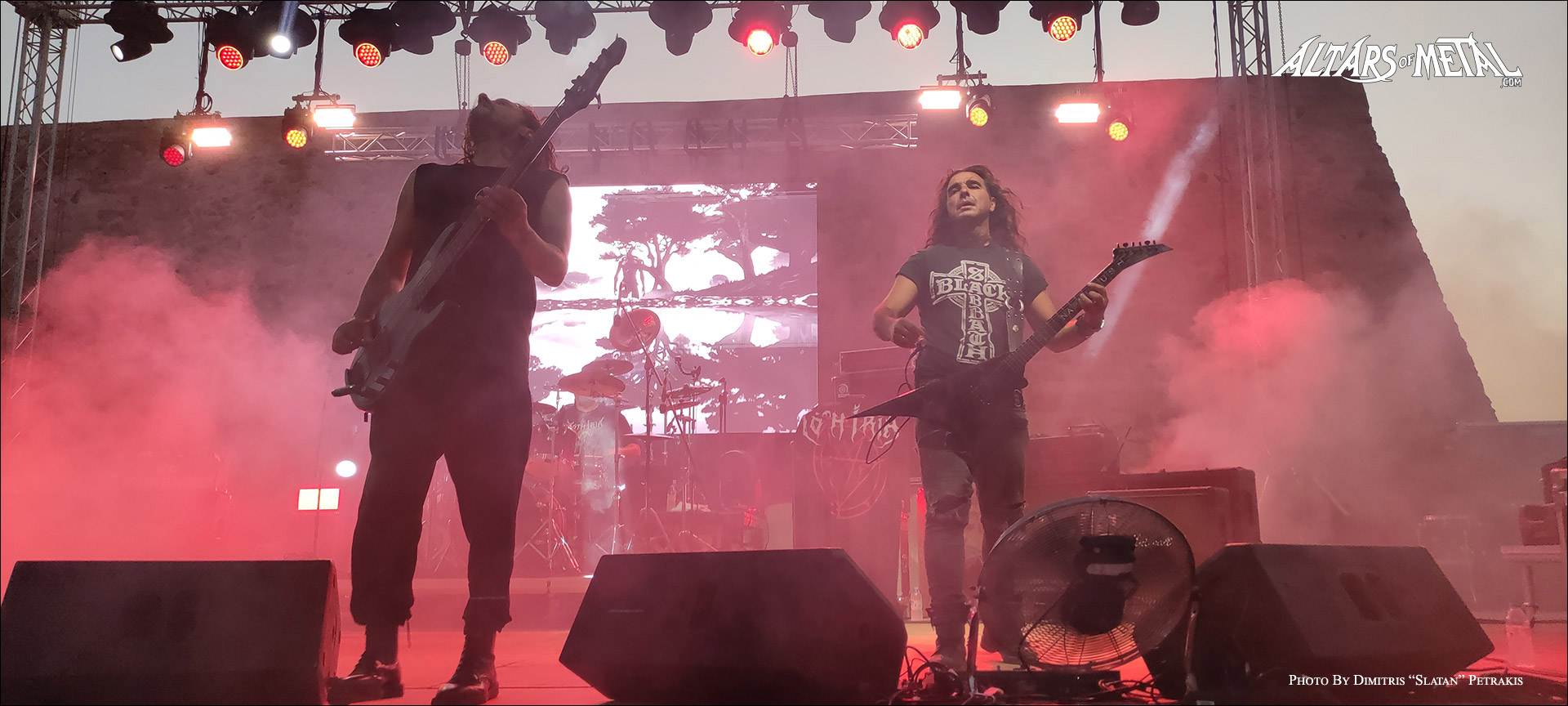 Κιθαρίστες των Yoth Iria επί σκηνής στο Rethymno Rocks 2026
